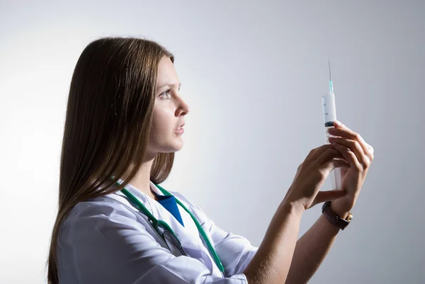 Médico joven con jeringa —  Fotos de Stock