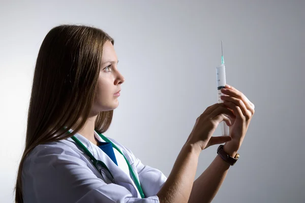 Médico jovem com seringa — Fotografia de Stock