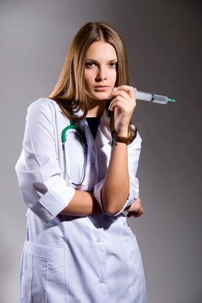Kobieta lekarz z dużą strzykawkę — Zdjęcie stockowe