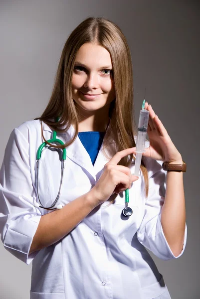 Doutor segurando uma seringa na mão — Fotografia de Stock