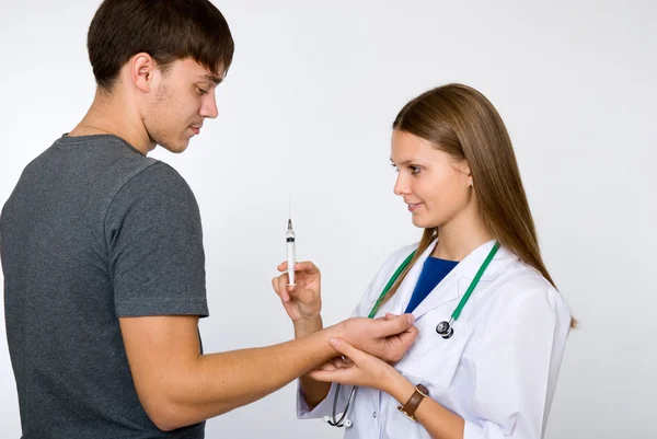 Krankenschwester macht Impfstoff für eine Patientin — Stockfoto