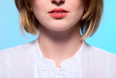 Kırmızı dudaklar, yakın çekim portre
