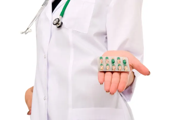 Doktor drží pilulku — Stock fotografie