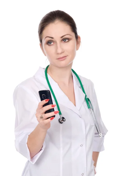 Расстроенная женщина врач с мобильным телефоном — стоковое фото