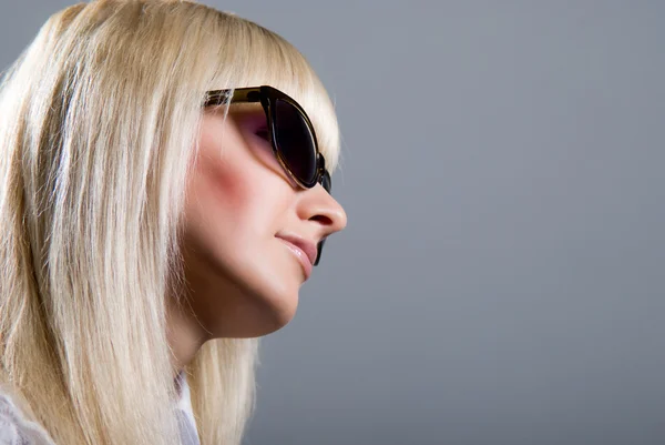 Hermosa chica en gafas de sol — Foto de Stock