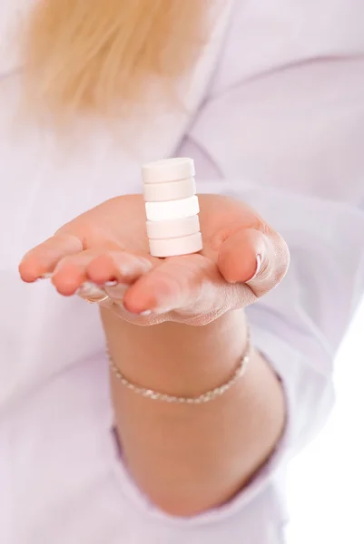 Mujer píldoras de mano — Foto de Stock