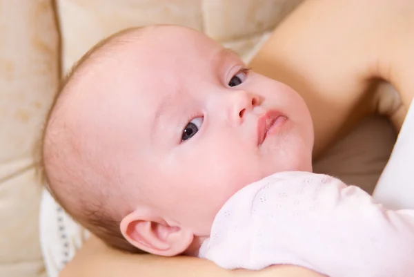 그의 어머니의 팔에 누워 귀여운 아기 — 스톡 사진