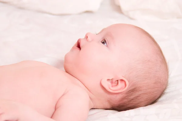 Bebé feliz acostado sobre su espalda — Foto de Stock