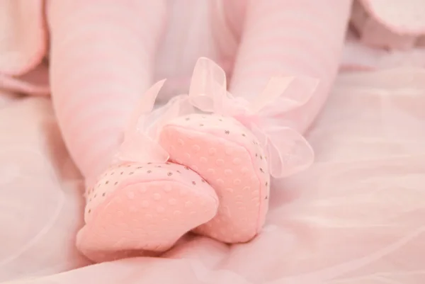 Közeli kép a baba lábát a cipő — Stock Fotó