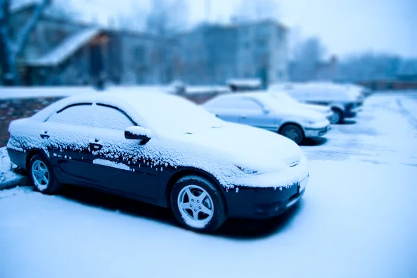 Verschneite Autos auf dem Parkplatz — Stockfoto