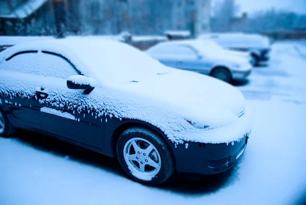 Verschneite Autos auf dem Parkplatz — Stockfoto