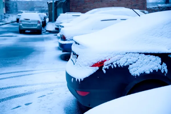 Autos puderten ersten Schnee — Stockfoto