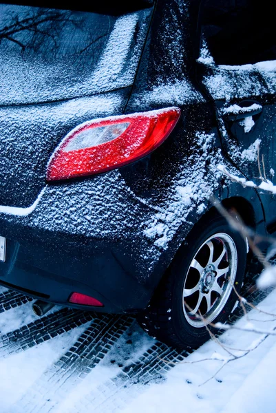 Auto mit Schnee gepudert — Stockfoto