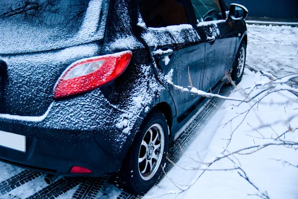 Toz kar ile araba. — Stok fotoğraf