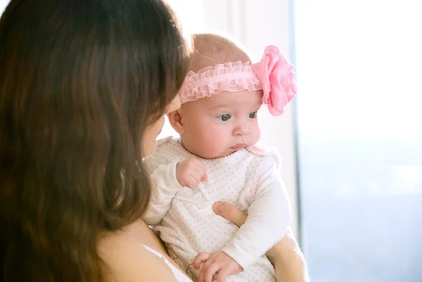 Eine Mutter hält ihr Baby — Stockfoto