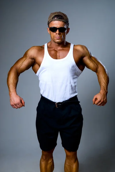 年轻又健康的男性模型，构成他的肌肉 — 图库照片