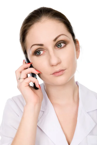 Młoda kobieta lekarz mówiąc na telefon — Zdjęcie stockowe