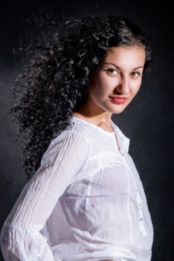 güzel esmer beyaz bir bluz