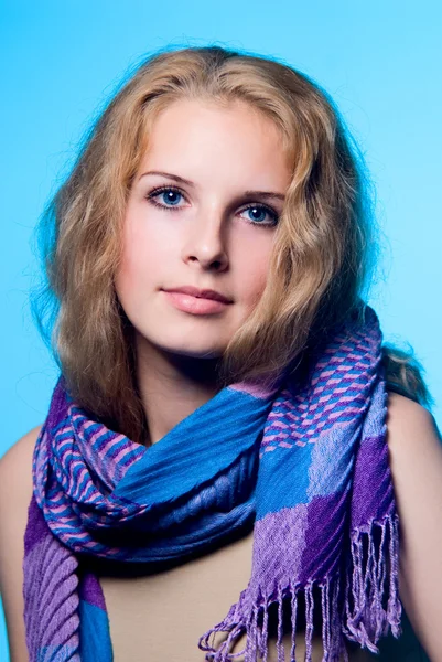 Närbild porträtt av en charmig tjej med en halsduk — Stockfoto