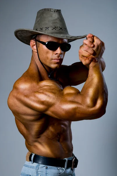 Masculino musculoso con sombrero y gafas de sol —  Fotos de Stock