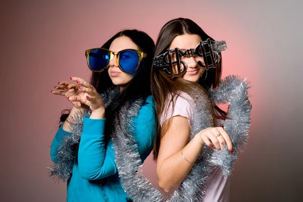 Dua gadis dalam kacamata mewah besar — Stok Foto