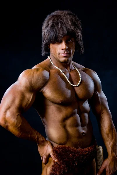 Retrato de um homem musculoso com contas incomuns em seu pescoço — Fotografia de Stock