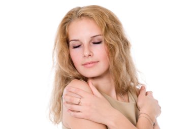 gözleri kapalı olan mutlu kız