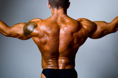 omzuna bir dövme ile geri kaslı adam