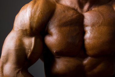 kaslı erkek torso koyu arka plan üzerinde