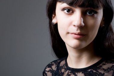 yakın çekim portre siyah saçlı bir kız bir gece elbisesi içinde