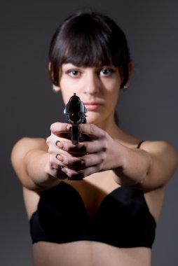 silah tutan genç kadın