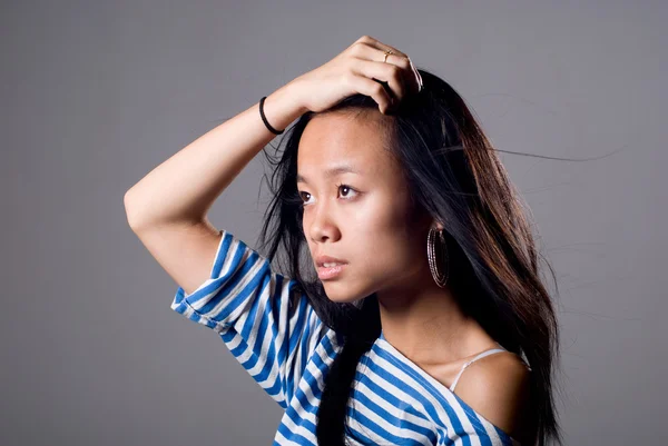 Closeup portret van een schattig Aziatische meisje op zoek opzij. — Stockfoto