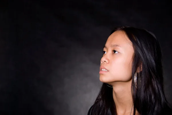 Retrato close-up de menina com aparência asiática — Fotografia de Stock