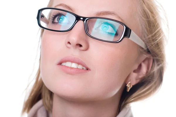 Retrato de cerca de una chica con gafas mirando hacia arriba —  Fotos de Stock