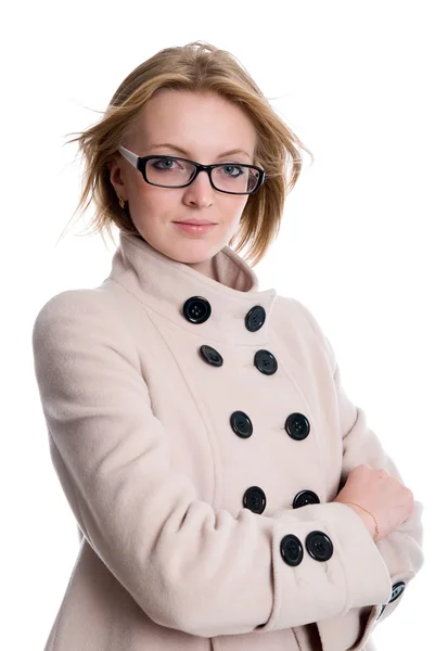 Belle fille avec les cheveux clairs dans un manteau sur un — Photo