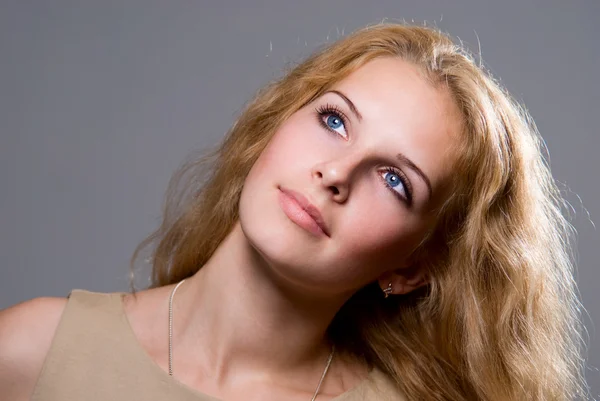 Close-up portret van een mooie jonge charmante meisje kijken omhoog — Stockfoto