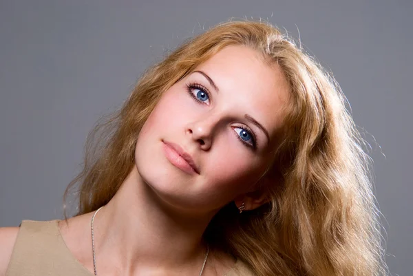 Close-up portrait of a beautiful young charming girl. — Stock Photo, Image