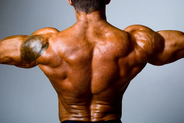 El hombre musculoso de espalda — Foto de Stock