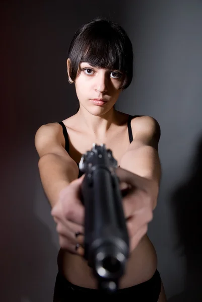 Tiros de uma mulher militar sexy posando com armas — Fotografia de Stock