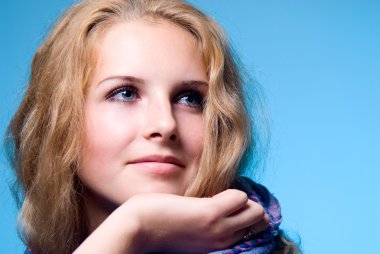 güzel bir genç kadın yüzü.