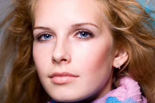 Close-up portrait of a young woman who dreams — Stock Photo, Image