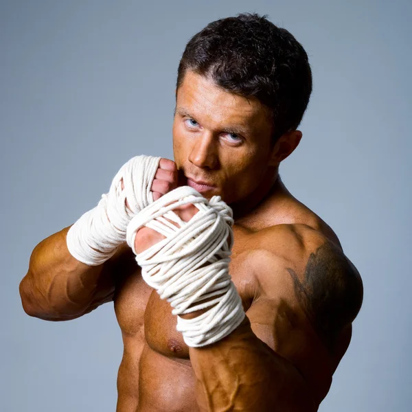 Close-up portrait of a kick-boxer in a fighting stance. — Stock Photo, Image