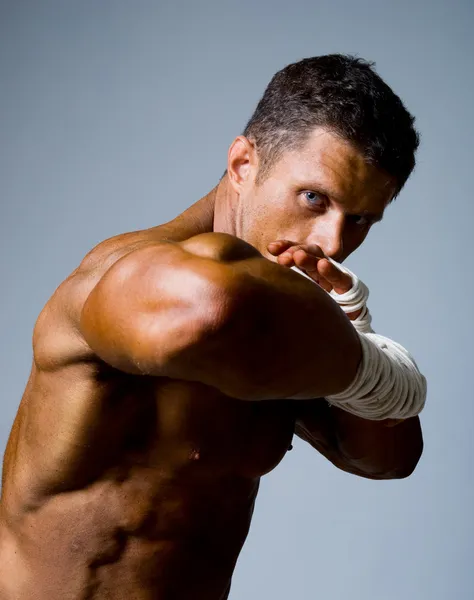 Retrato de close-up de um kick-boxer em uma posição de luta . — Fotografia de Stock