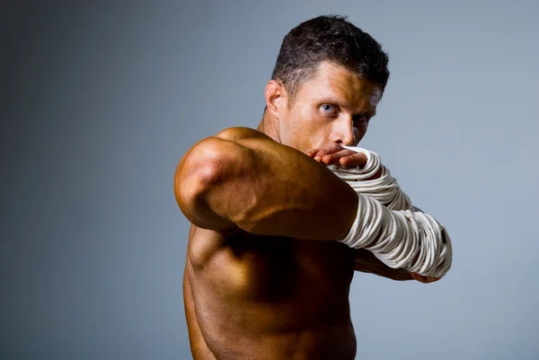 Retrato de um boxeador de chute em posição de luta — Fotografia de Stock