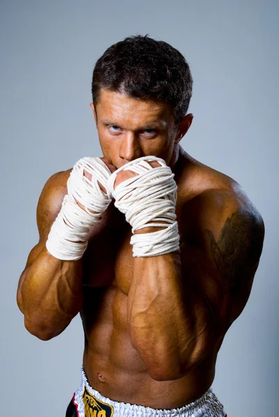Socos de lutador adulto experiente durante o treinamento . — Fotografia de Stock