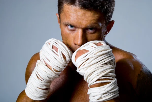 Retrato de close-up de um kick-boxer em uma posição de luta — Fotografia de Stock