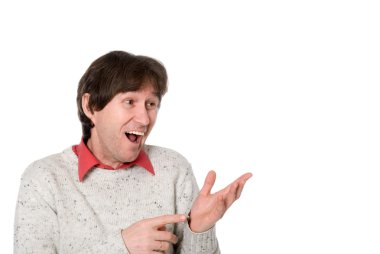 duygusal bir adam portresi ellerini yana gösterir