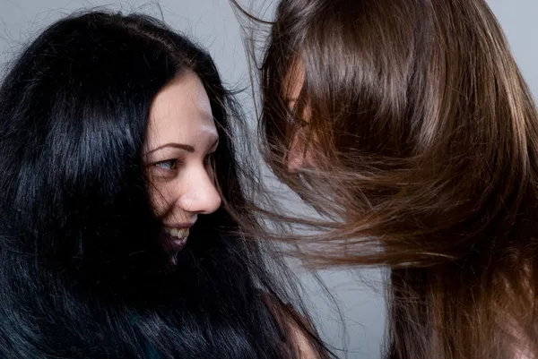 Zwei fröhliche Brünette mit langen Haaren — Stockfoto