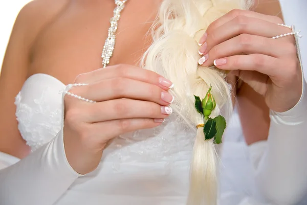 Bride with flower unblown roses in her hair — Stock Photo, Image