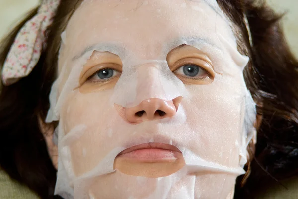 Porträtt närbild kvinna tillämpa föryngrande ansiktsmask på h — Stockfoto